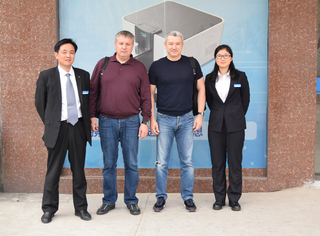 Mr. Gu and Ms Jean Fang took pictures with our Russion Customers